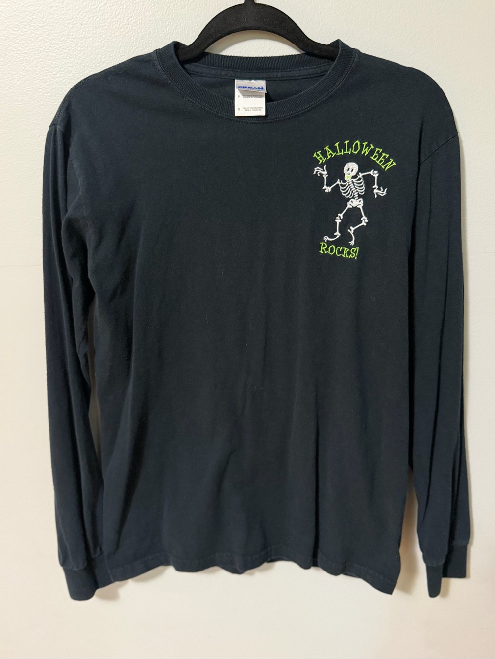 Gildan Halloween Rocks Embroidered Skeleton Long Sleeve Shirt Adult Small Black